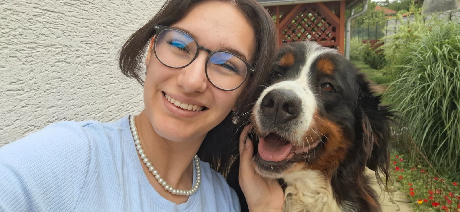 Chiara mit ihrem Hund Wiki
